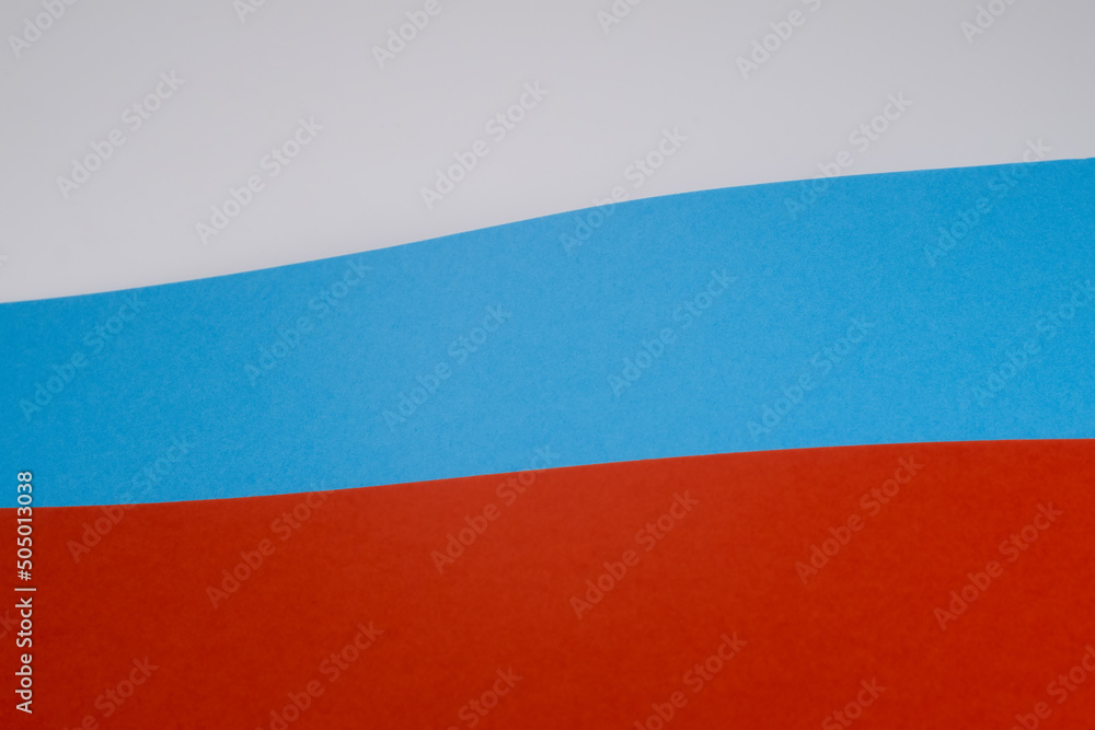 Rosyjska powiewająca flaga stworzona z kolorowych arkuszy papieru. Klasyczne kolory niebieski i czerwony.  - obrazy, fototapety, plakaty 