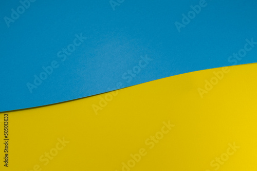 Ukraińska powiewająca flaga stworzona z kolorowych arkuszy papieru. Klasyczne kolory żółty i niebieski. Sława Ukrajini!