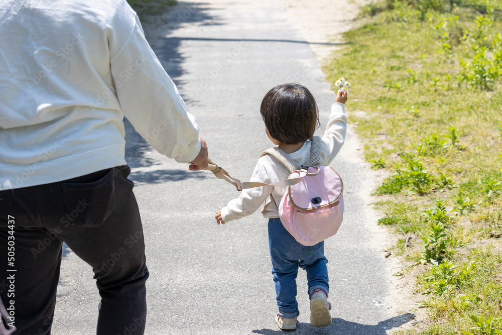 Obraz premium 迷子紐をつけられた赤ちゃん(1歳10か月、女の子、日本人)と、母親(30代、日本人)