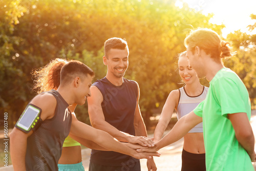 Group of sporty young peopl...
