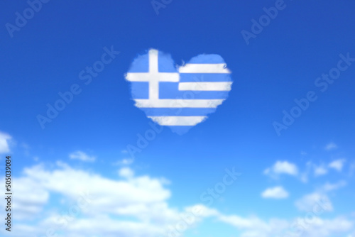 ギリシャの国旗のようなハート形の雲が浮かぶ青空