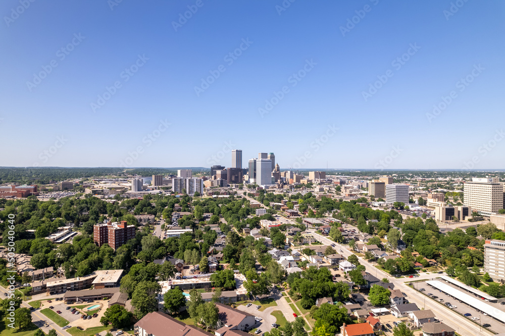 Obraz premium Tulsa Oklahoma Downtown Skyline Neighborhood Trees Riverside Blue Sky