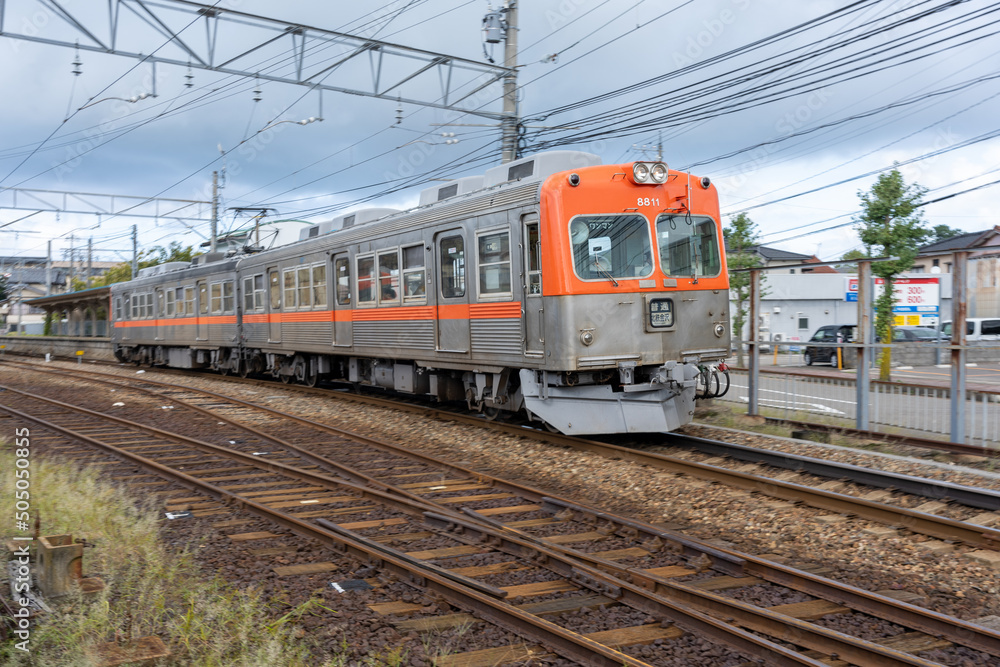 北陸鉄道浅野川線内灘駅を出発する電車