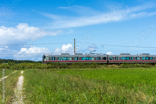 田園地帯を走る七尾線の普通電車 photo