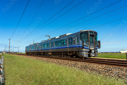 北陸本線を走る普通電車 photo