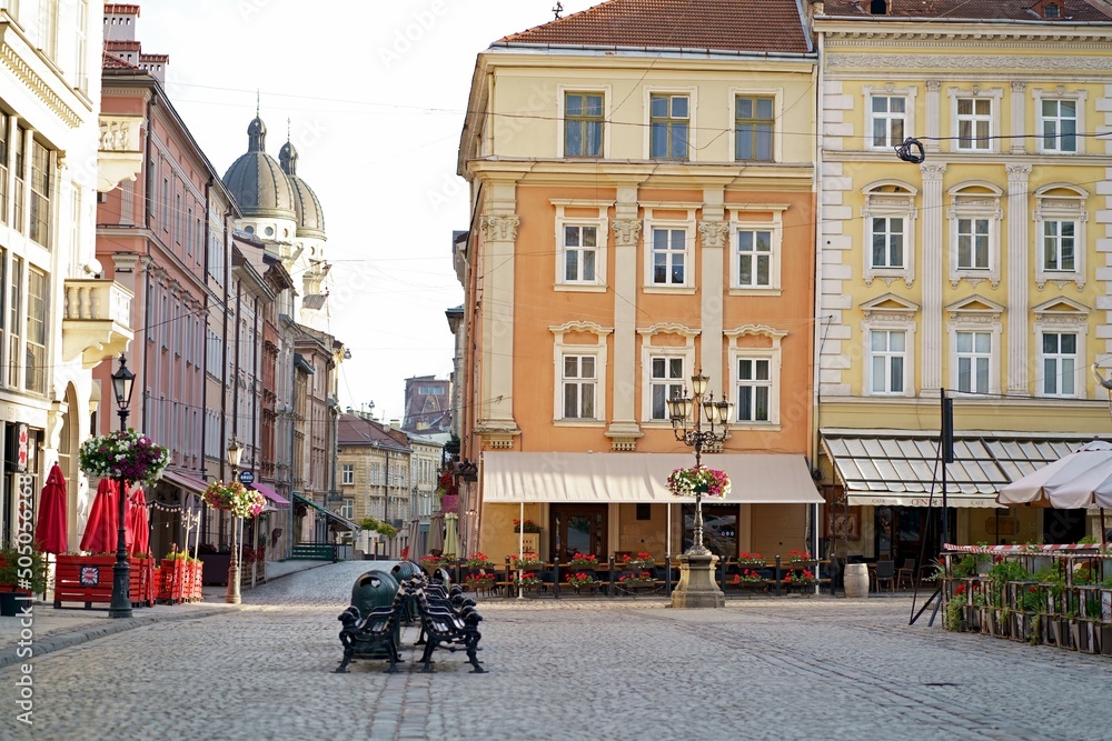 Φωτογραφία Traditional houses on a pedestrian street in the historic Old Town of Lviv, Ukraine