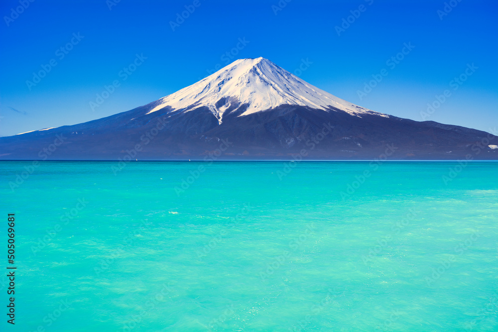 美しいインド洋の海と富士山合成
