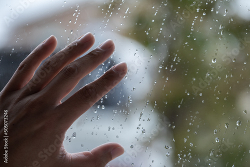 Photos 雨粒の窓に置かれた女性の手　Female hands