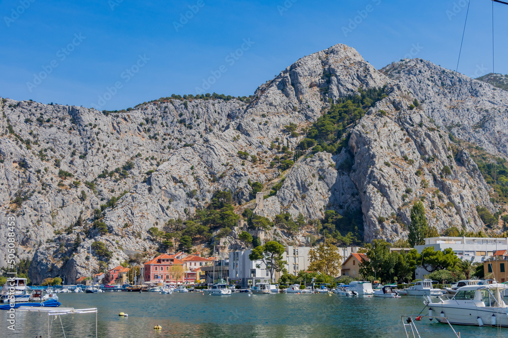 Der bekannte Cetina-Fluss im malerischen Städtchen Omis in Kroatien