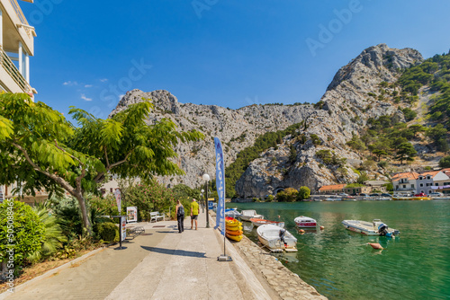 Fototapeta Naklejka Na Ścianę i Meble -  Der bekannte Cetina-Fluss im malerischen Städtchen Omis in Kroatien