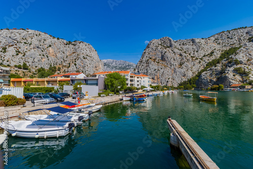 Der bekannte Cetina-Fluss im malerischen Städtchen Omis in Kroatien photo