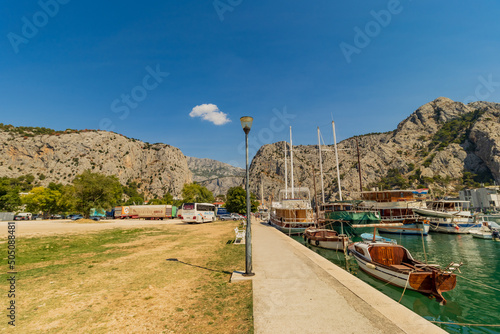 Der bekannte Cetina-Fluss im malerischen Städtchen Omis in Kroatien photo