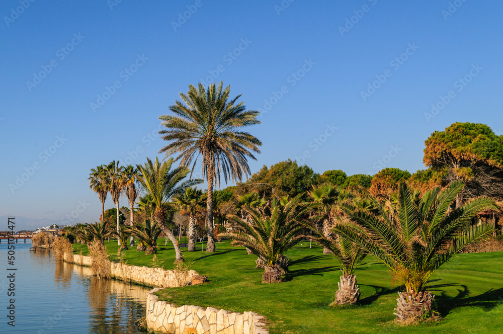 Morgendliche Stimmung in einer Parkanlage an der türkischen Riviera