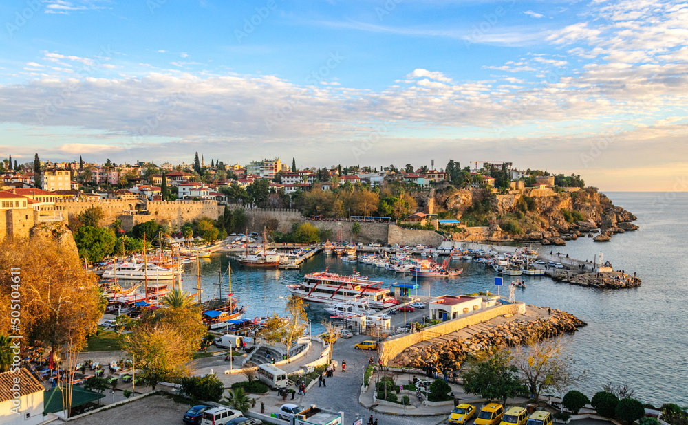 Romantischer Ausblick auf den idyllischen Hafen vor der Altstadt von Antalya an der türkischen Riviera