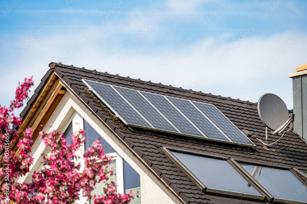 Fototapeta premium Solarkollektoren auf Hausdach