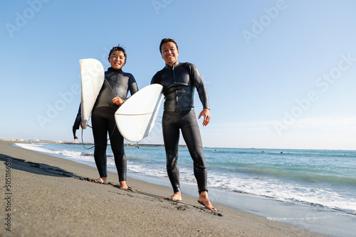 湘南の海でサーフィンをする親子