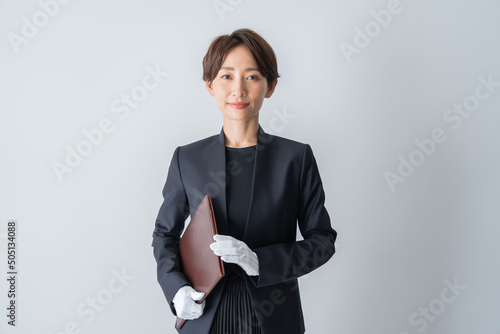 スーツを着た日本人女性