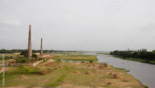 Φωτογραφία Brick kilns on a greenfield beside Titas river with a bunch of haystack photoshoots