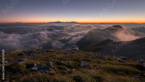 Canvas Print Sunset in the mountains with fog in the valley.