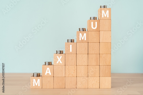 最大・上限のイメージ｜「MAXIMUM」と書かれた積み木とコイン photo