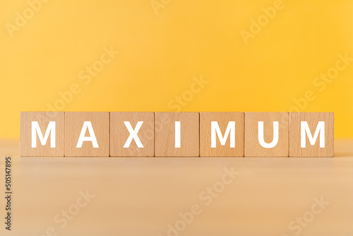 Foto 最大・上限のイメージ｜「MAXIMUM」と書かれた積み木