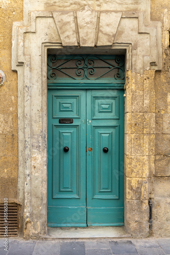 Obraz na płótnie Traditional Entrance to a House in the City Center of Valetta, Malta w salonie