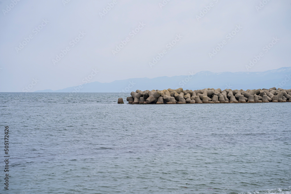 海に並ぶテトラポッド