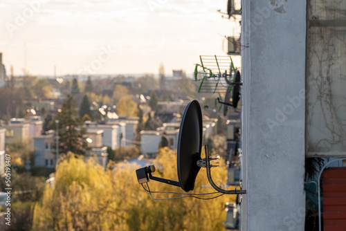 anteny telewizyjne satelitarne i zwykłe na ścianie budynku © Henryk Niestrój