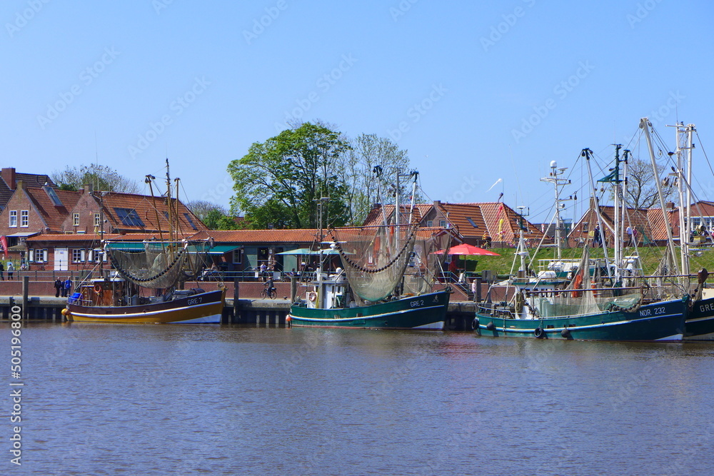 Der alte Hafen in Greetsiel, in Ostfriesland, mit Fischerdenkmal