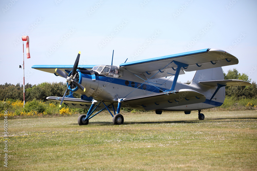 Flugzeug Doppeldecker mit 9 Zylinder Sternmotor Flugzeug Doppeldecker mit 9 Zylinder Sternmotor