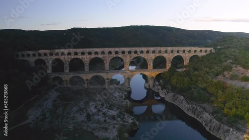 Vue aérienne en drone au lever du soleil, au dessus du Pont du Gard, aqueduc construit par les romains, près de Nimes, dans le sud de la France, classé au patrimoine mondiale de l'Unesco photo