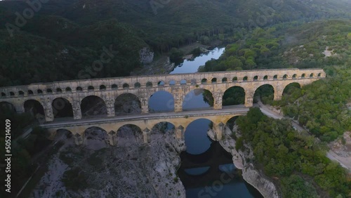 Vue aérienne en drone au lever du soleil, au dessus du Pont du Gard, aqueduc construit par les romains, près de Nimes, dans le sud de la France, classé au patrimoine mondiale de l'Unesco photo