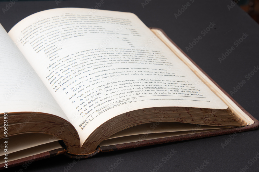 Libro antiguo abierto con textura de paginas Libro antiguo abierto con textura de paginas