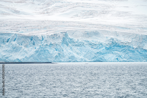 Eis und Gletscher an der K  stenlinie der Antarktis - Globale Erw  rmung - Eisformationen