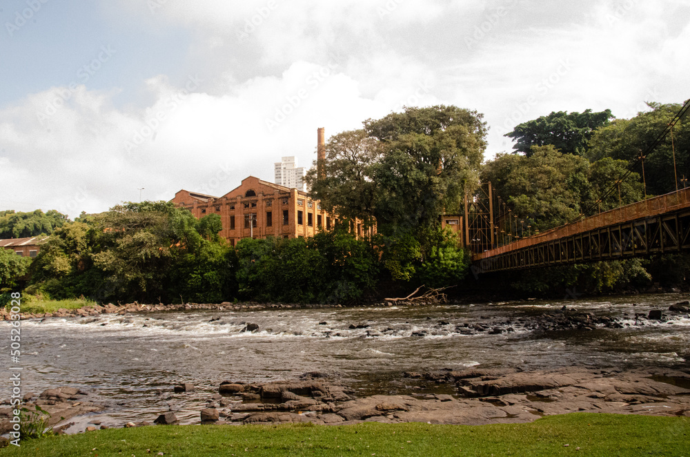 Construction of the central mill, and view of the wooden bridge, in the city of Piracicaba.