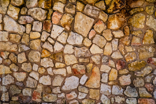 Kamienny murek z piaskowca i wapienia .