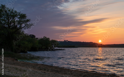 Coucher de soleil sur le lac de Léon dans les Landes (France) photo