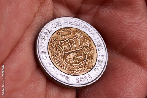 Moneda de 5 soles de valor de curso legal usado en el Perú