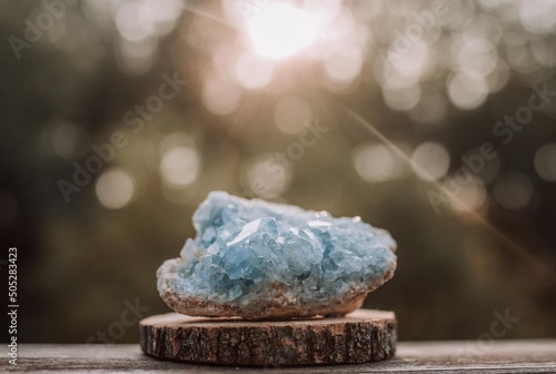Foto Celestite Crystal Magical Light Outside Energy Magic Gemstone