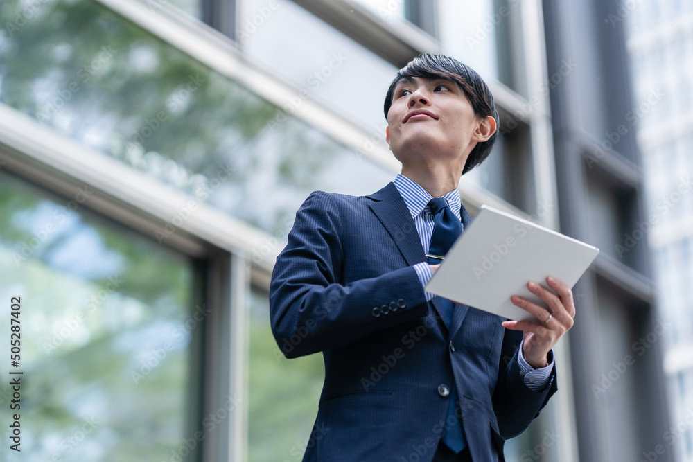 タブレットを持つビジネスマン タブレットを持つビジネスマン