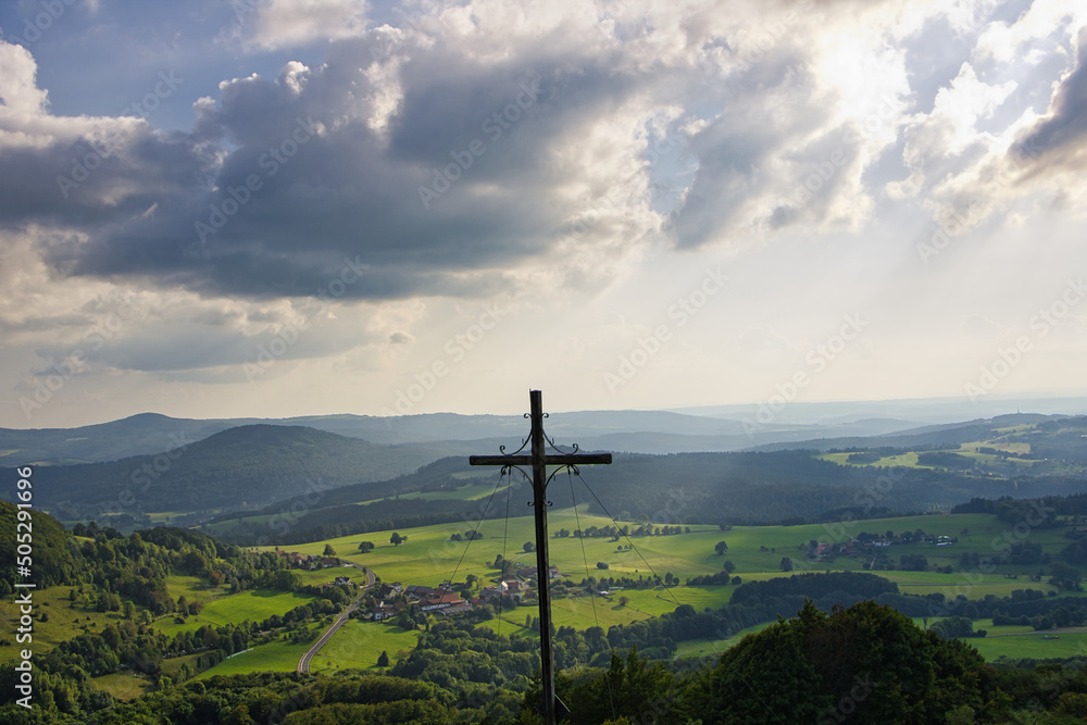Obraz premium Kreuz mit Sonnenuntergang im Hintergrund 