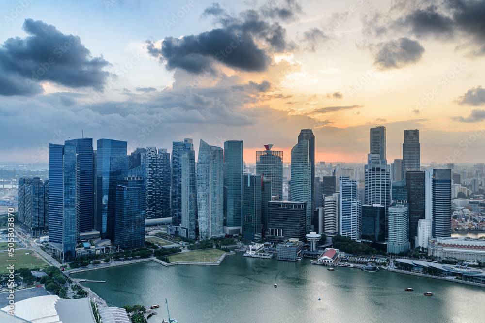 Obraz na plátně Aerial view of Marina Bay and skyscrapers at sunset, Singapore