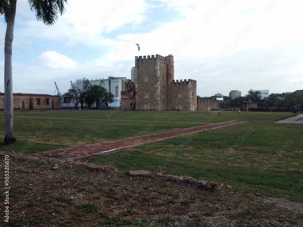 Φωτογραφία The remains of an ancient fortress in the center of the ancient part of the capi