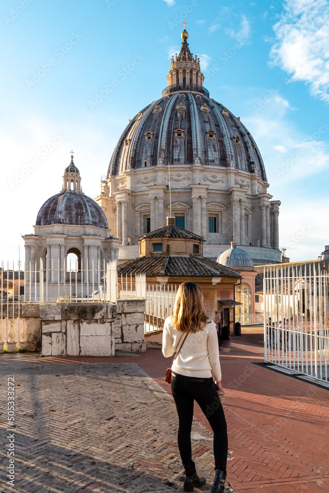 Φωτογραφία Tourist woman with detailed close up view on Michelangelos Dome of St Peter Basilica in Vatican City, Rome, Lazio, Europe, EU