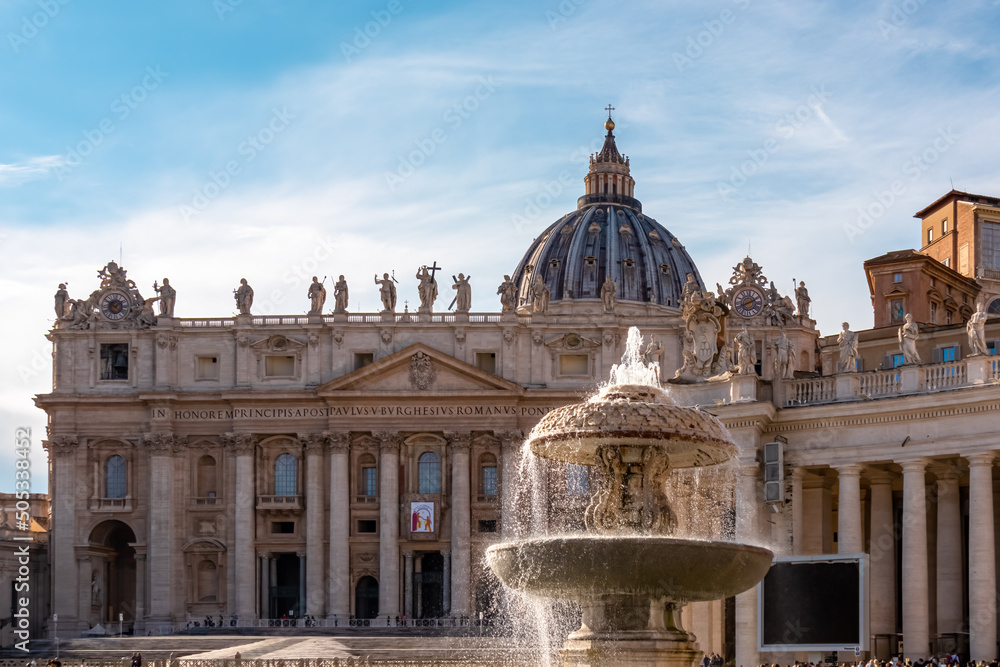 Φωτογραφία Scenic view on Fontaine di Piazza San Pietro fountain on St Peter square and Saint Peter Basilica in the Vatican City, Rome, Lazio, Europe, EU