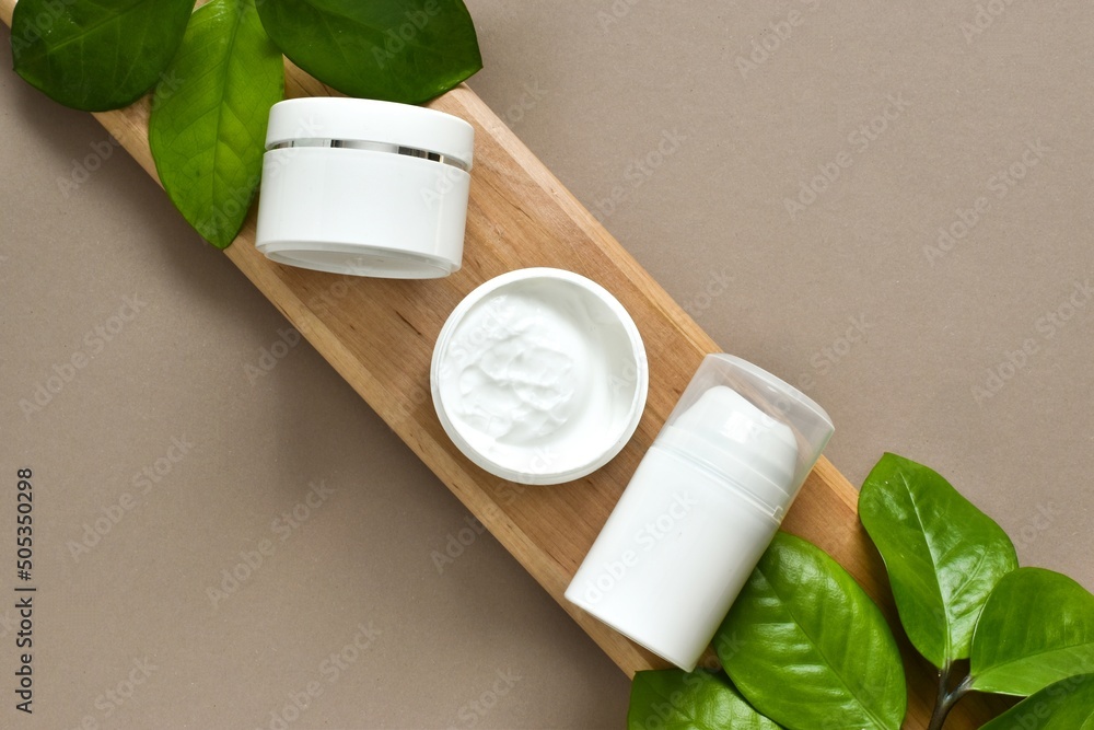 Φωτογραφία Set of natural organic cosmetic products on wooden board witn green leaves plant on beige background