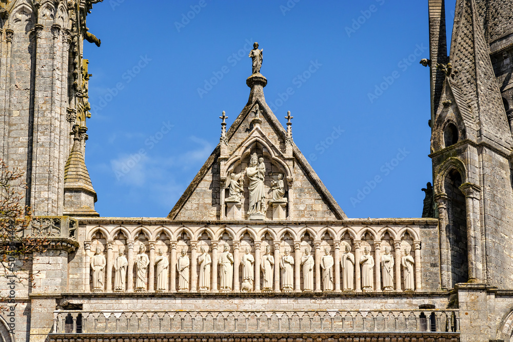 Φωτογραφία Group of sculptures above Royal Portal of Cathedral Our Lady of Chartres, France