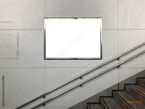 駅のプラットフォームに上がる階段の途中の広告スペース　はめ込み　大判看板　空白テンプレート素材	