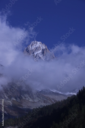 montagnes embrumées