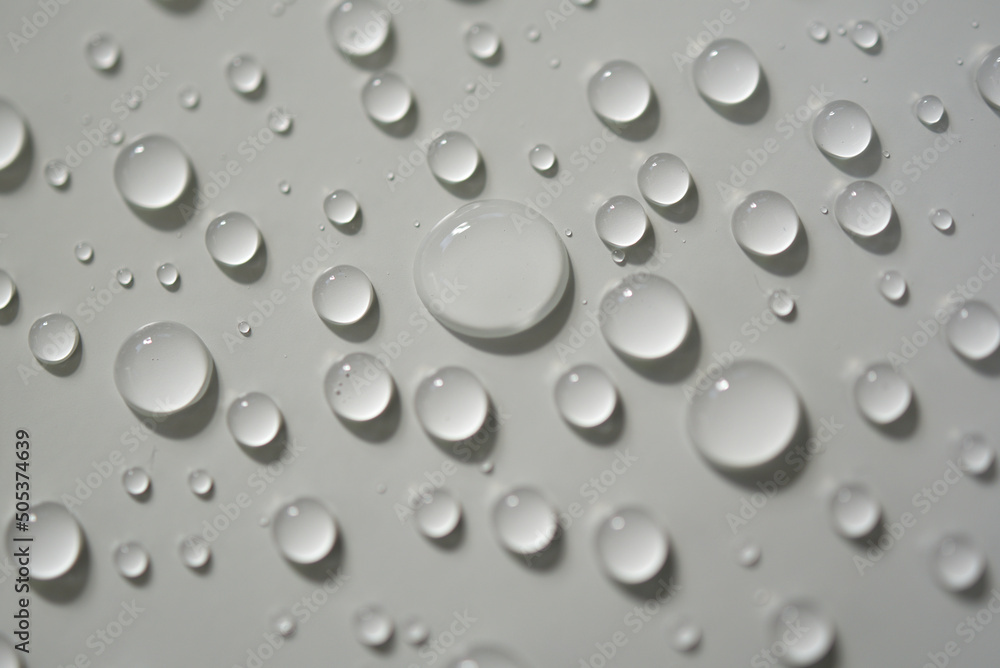 Gouttes d'eau sur fond blanc Gouttes d'eau sur fond blanc